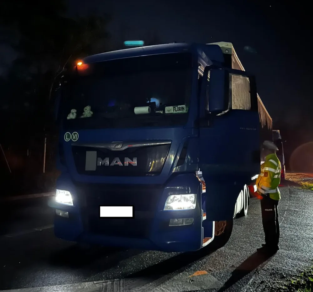 Kontroly na D1. Policie ráno pokutovala řidiče kamionů, kteří parkovali tam, kde neměli