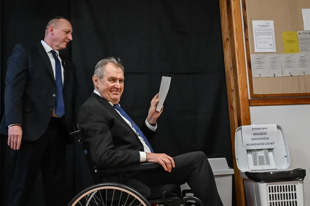 Miloš Zeman ve volební místnosti