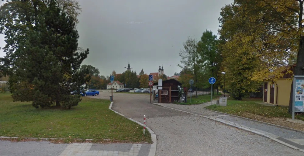Parkoviště na ploše bývalého zimního stadionu.