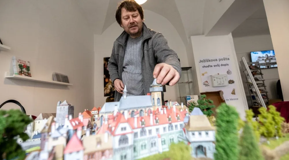 František Nevosad lepí papírové modely, za které sbírá ocenění.