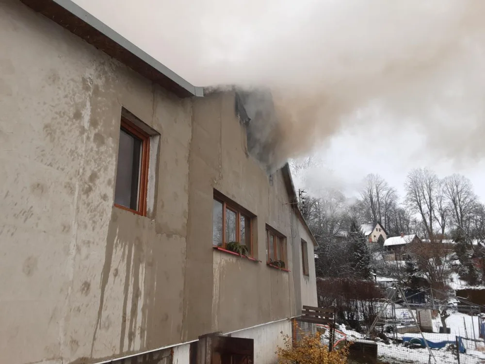 Požár v Rounku vzbudil vlnu solidarity. Maminka se třemi dětmi přišla o všechno, pomáhají kolegové i cizí lidé