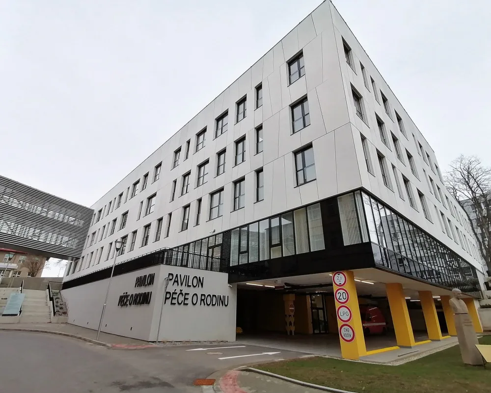Padesátka řidičů může parkovat na nových místech v pelhřimovské nemocnici. První půlhodina je zdarma
