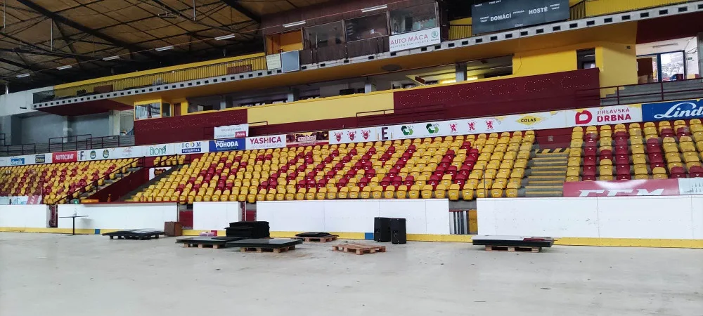 Demolice zimního stadionu má začít letos v létě, chybějící peníze na stavbu arény najde město v úvěrech a přebytku hospodaření