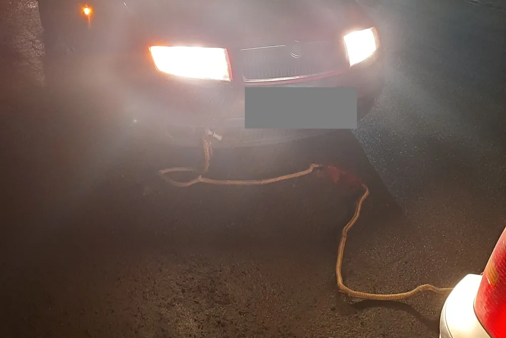 Policisty zaujalo auto tažené na laně. Jeho řidič na silnici kličkoval, nadýchal přes 1,5 promile