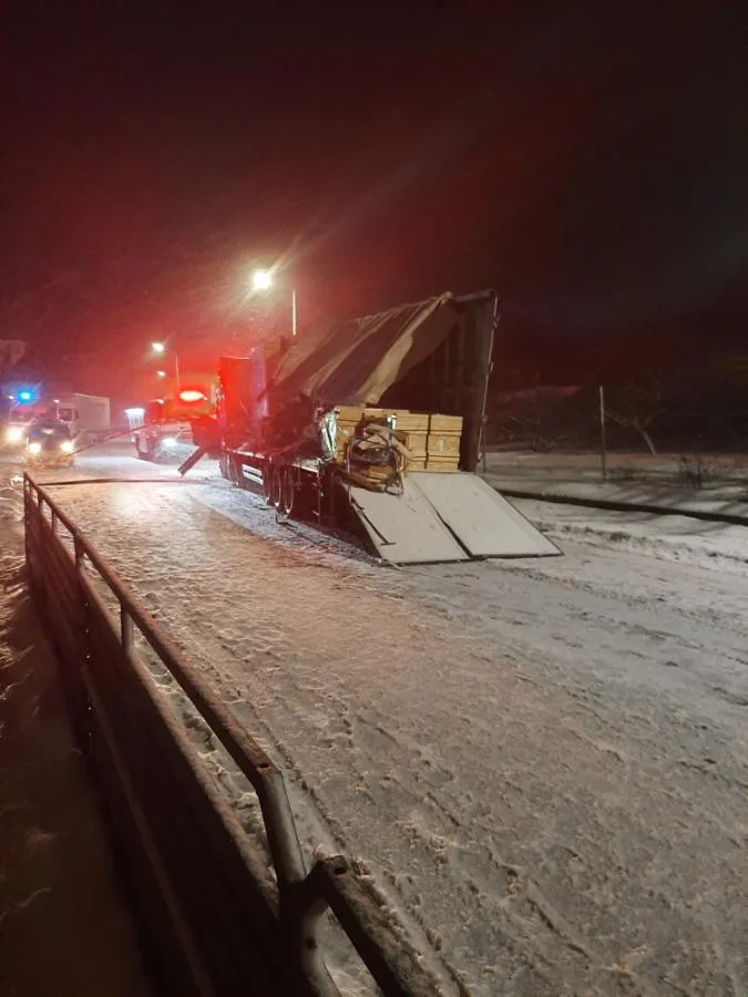 FOTO: Nový sníh komplikuje dopravu, u Stonařova se srazily dva kamiony. Jeďte jinudy, radí policie