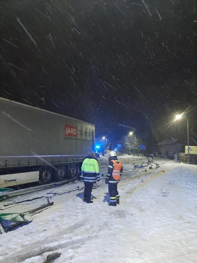 FOTO: Nový sníh komplikuje dopravu, u Stonařova se srazily dva kamiony. Jeďte jinudy, radí policie