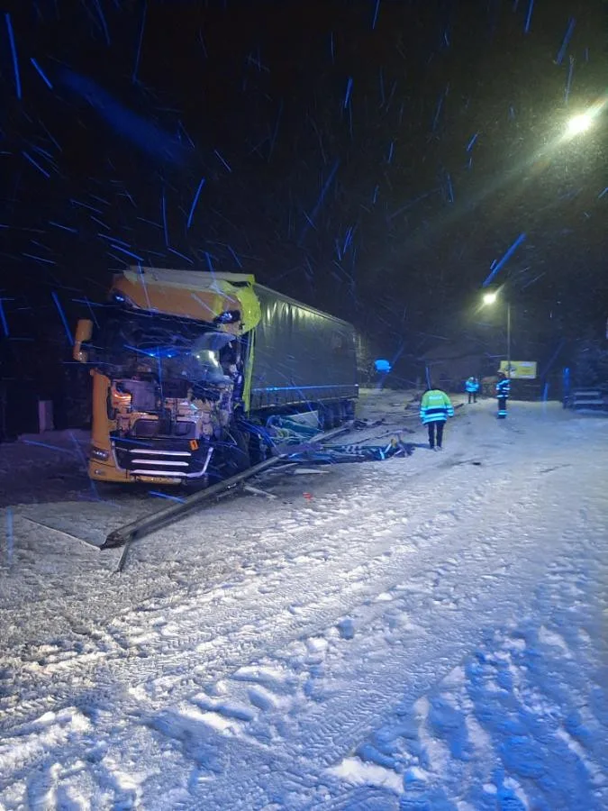 FOTO: Nový sníh komplikuje dopravu, u Stonařova se srazily dva kamiony. Jeďte jinudy, radí policie