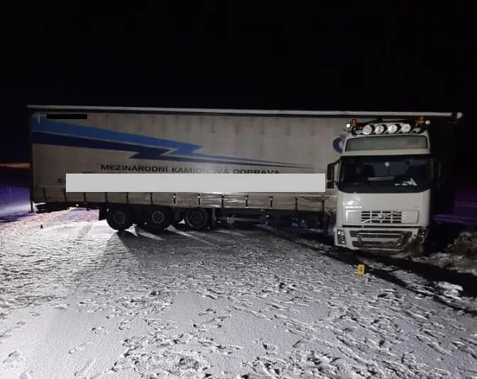 Na Pelhřimovsku boural kamion, jeho řidič se zranil. Dopravu v místě řídí policisté