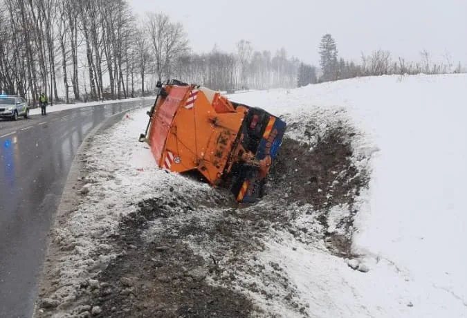 Na Jihlavsku se srazilo osobní auto se sypačem, místem teď neprojedete. Oba řidiči se zranili