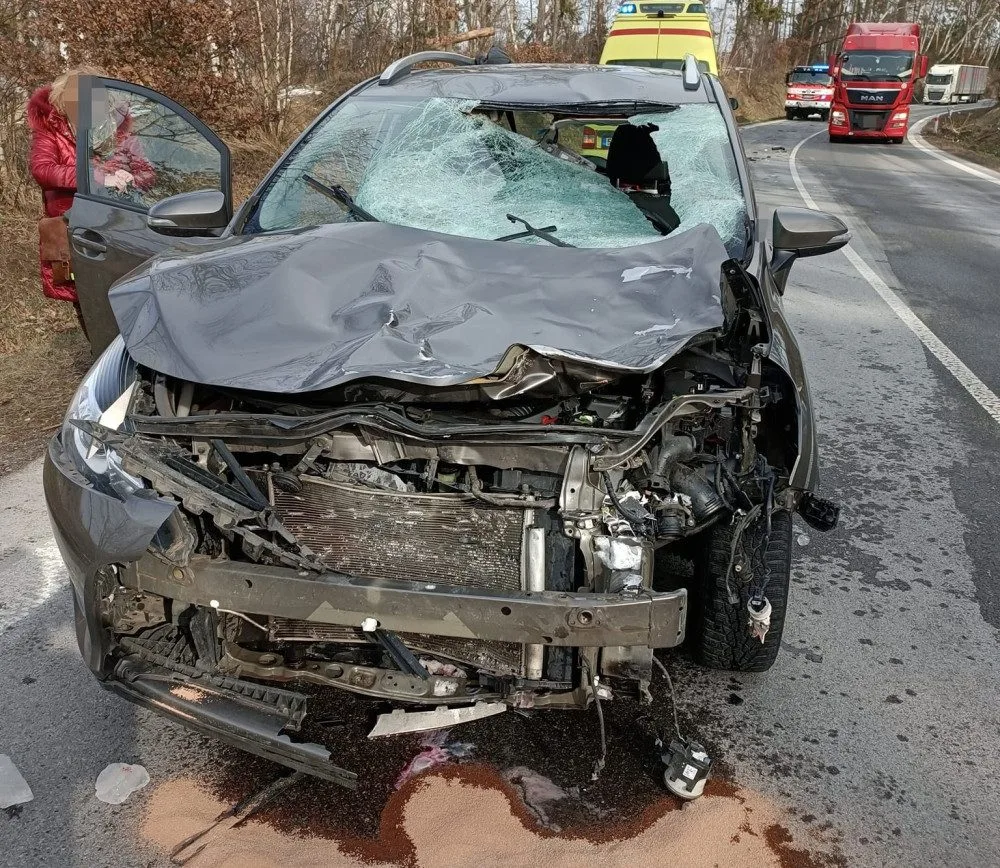 Kus ledu spadlý z návěsu způsobil čtvrtmilionovou škodu na osobním autě a zranil dva cestující