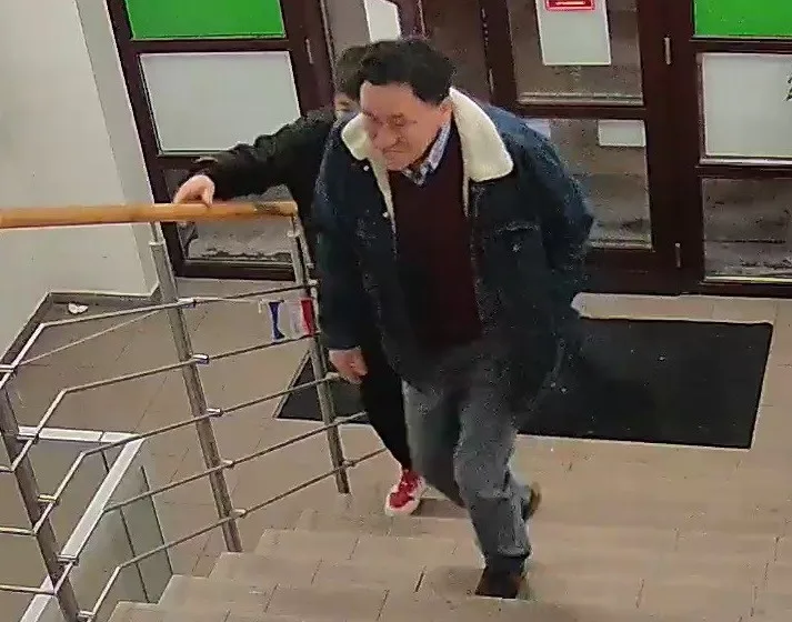 Policie řeší zranění opilého muže na schodišti v Jihlavě a hledá dvojici mužů na fotce 