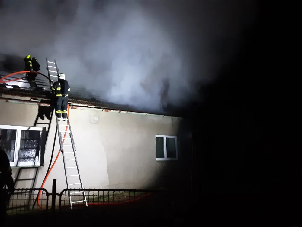 Na Havlíčkobrodsku hořel rodinný dům a stodola, škoda je 1,3 milionu. Zasahovalo devět hasičských jednotek