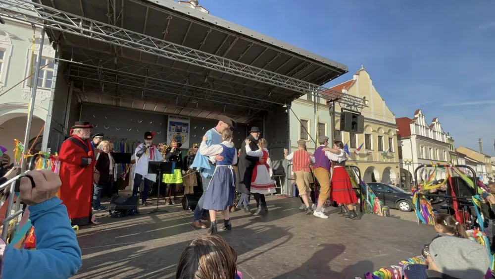 FOTO: Masopust v Pelhřimově se konal v neobvyklou dobu. Ochutnávala se čtyřmetrová tlačenka