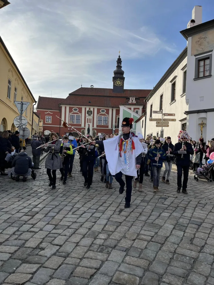 FOTO: Masopust v Pelhřimově se konal v neobvyklou dobu. Ochutnávala se čtyřmetrová tlačenka