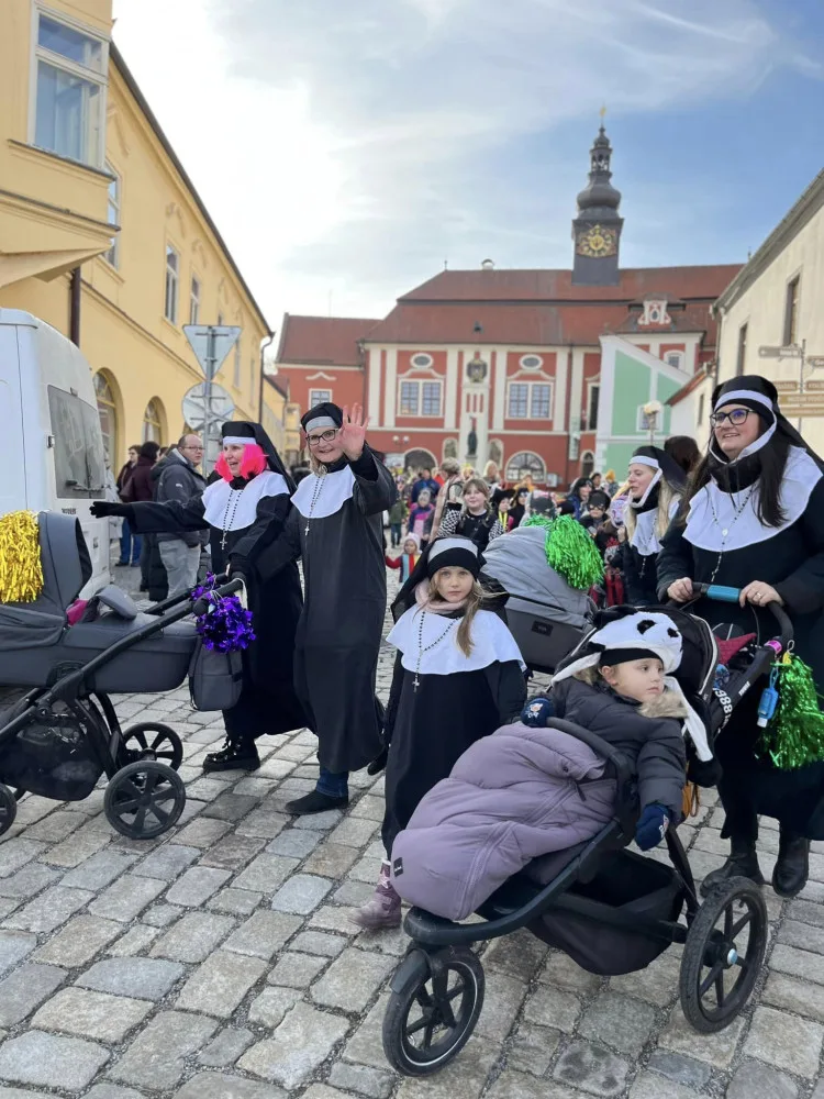 FOTO: Masopust v Pelhřimově se konal v neobvyklou dobu. Ochutnávala se čtyřmetrová tlačenka