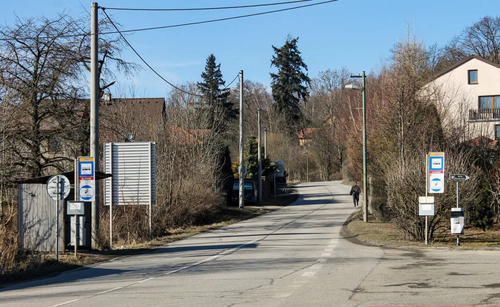 Pěšky ke krematoriu již brzy bezpečněji. Přibudou chodníky i veřejné osvětlení, zrekonstruují se i zastávky
