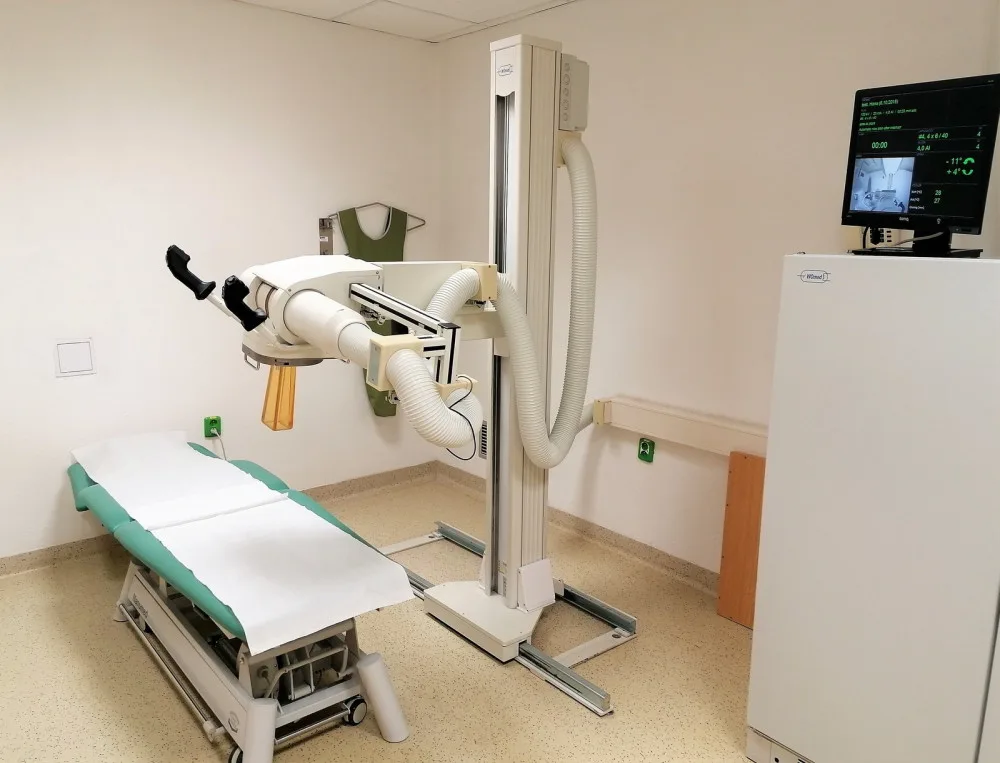 Pacientům s onemocněním ostruhy patní kosti v Pelhřimově pomáhá speciální přístroj. Ozáření trvá minutu