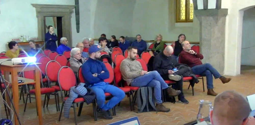 Na debatu s vedením města přišlo zhruba 30 lidí, další lidé ji sledovali on-line