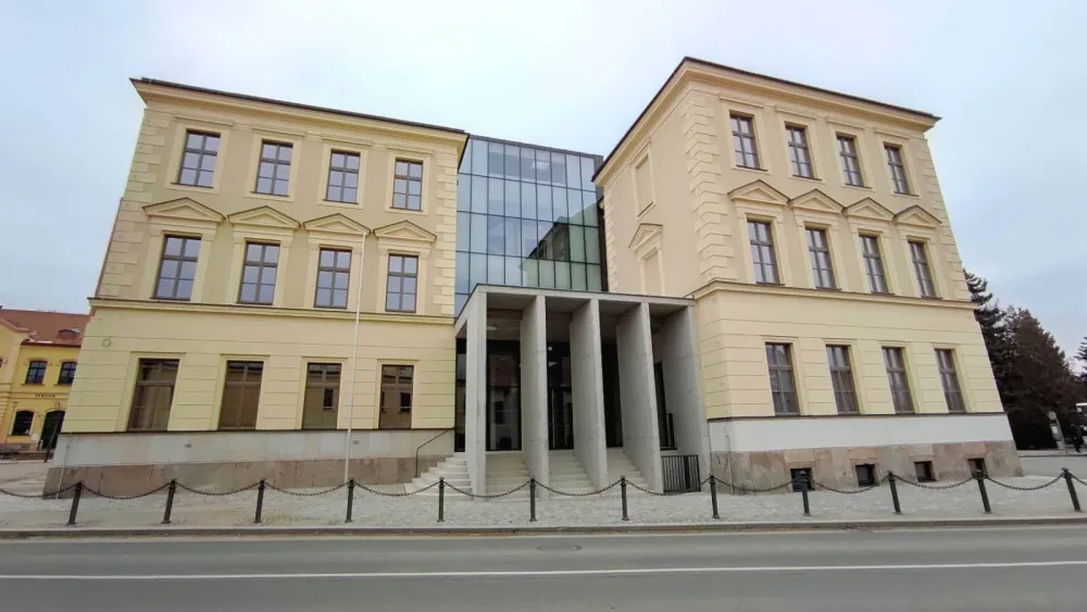 Náměstí v Třešti opět zdobí ikonická budova. Nahlédněte dovnitř opravené a dnes požehnané ZUŠ