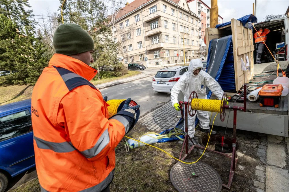 Potrubí v jihlavské Havlíčkově ulici prochází opravou. Díky bezvýkopové metodě se šetří okolní stromy