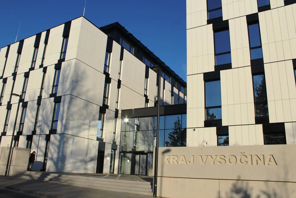Zasedačka Javořice, 350 oken, spisovna s volanty. Koukněte, jak vypadá interiér nové budovy pro úředníky