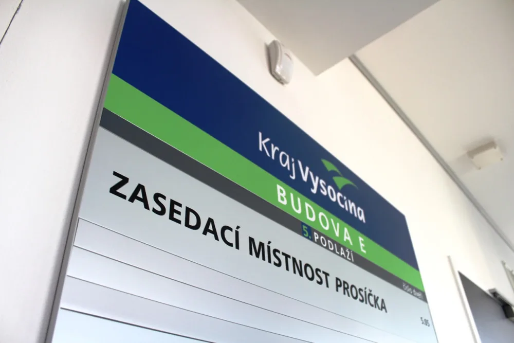 Zasedačka Javořice, 350 oken, spisovna s volanty. Koukněte na interiér nové budovy pro úředníky