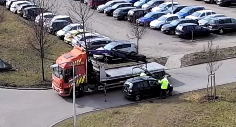 Kapacita parkovišť u nemocnice nedostačuje, neukázněné řidiče odtáhli. Parkovací dům vyroste nejdříve za pět let