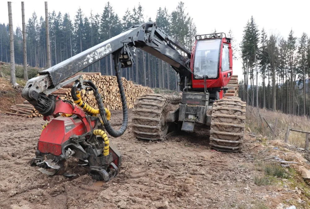 Vandal poškodil harvestor, navíc ho vystříkal hasičákem. Hledá ho policie, pomoci může i veřejnost