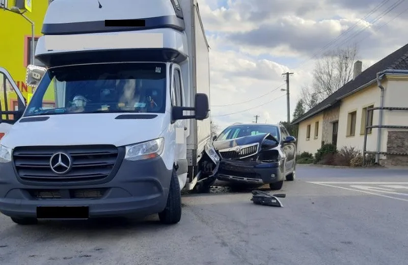 Nehoda ve Staré Říši za 180 tisíc korun. Řidič Mercedesu nedal přednost a došlo ke střetu