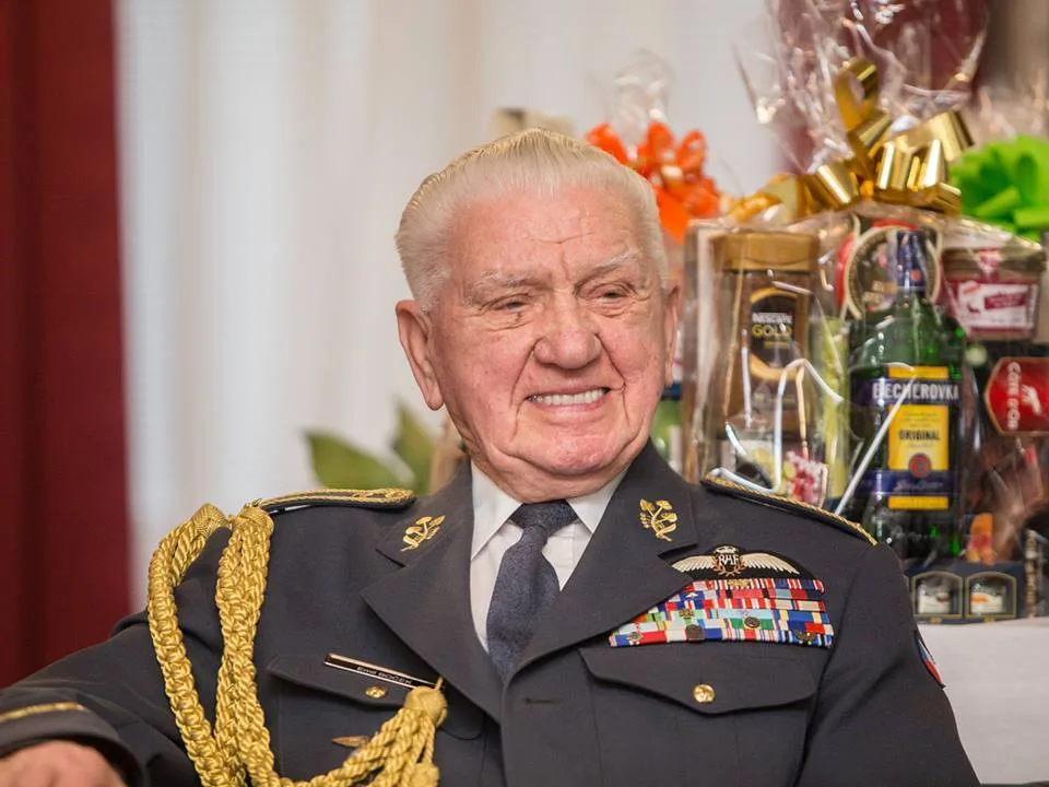 Zemřel válečný hrdina a poslední český pilot RAF Emil Boček. Bylo mu sto let
