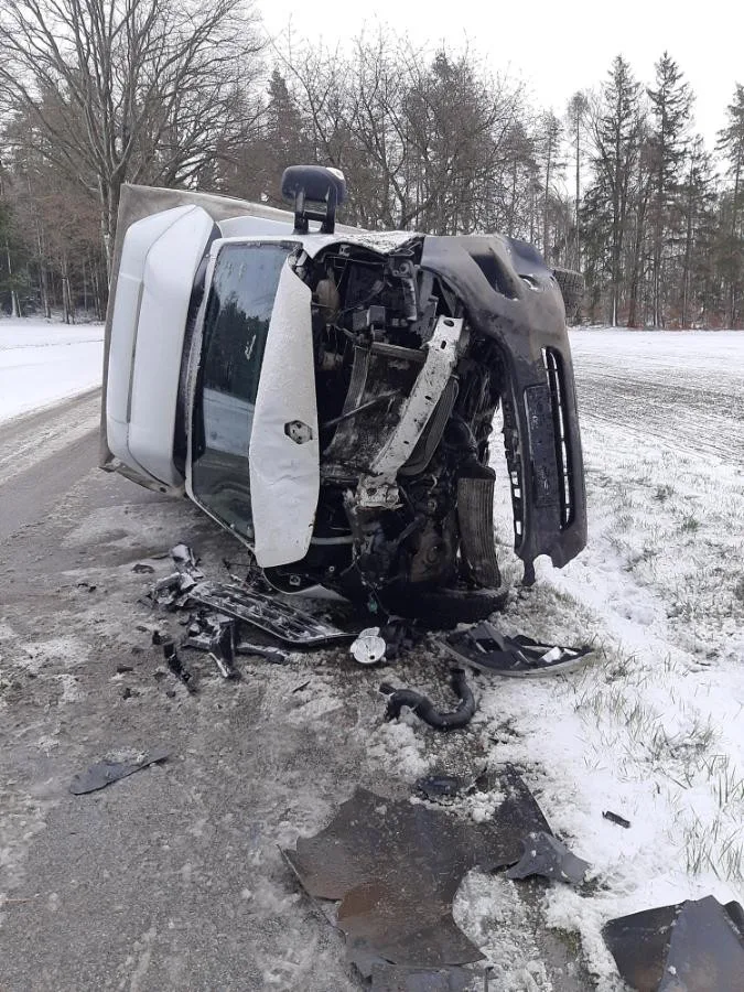 Dopolední nehoda u Lhotky, řidič se zranil po nárazu do stromu. Přizpůsobte jízdu počasí, radí policie 