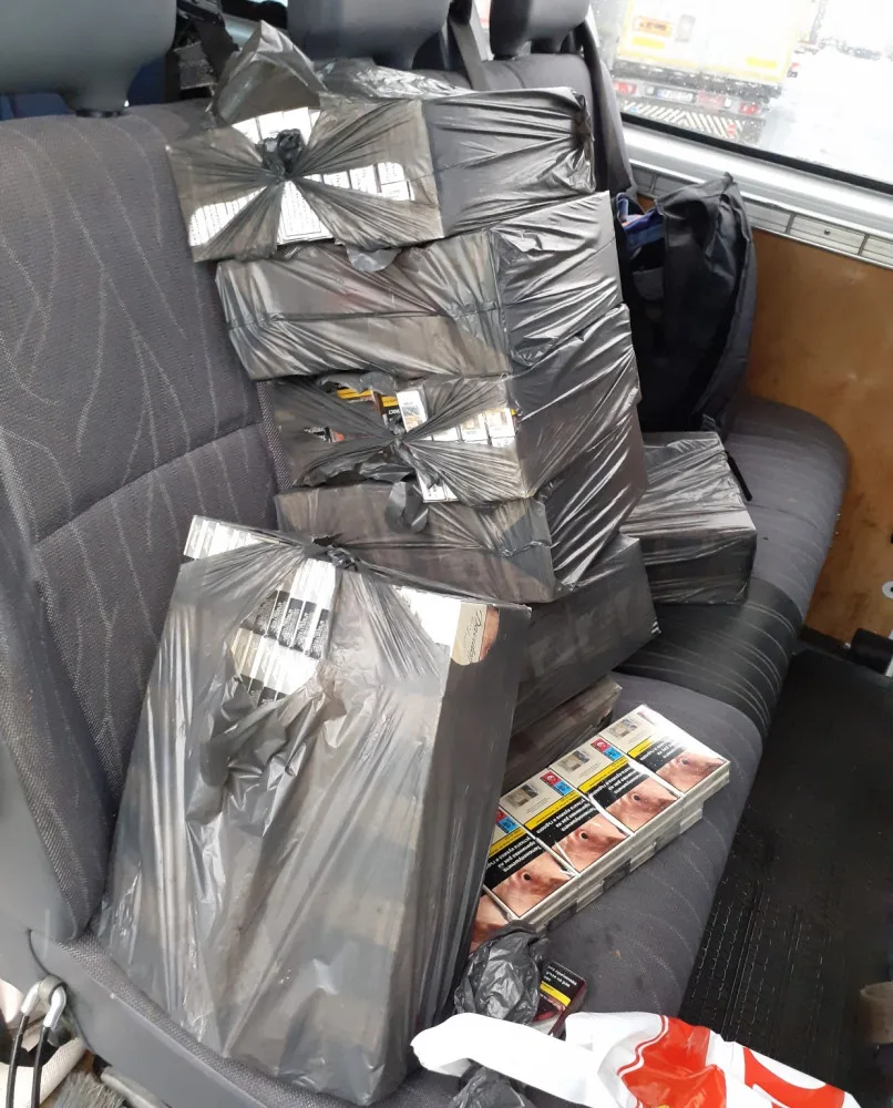 VIDEO: Celníci na D1 zastavili Bulhara, který pašoval cigarety. Dále našli 40 litrů neznačeného alkoholu