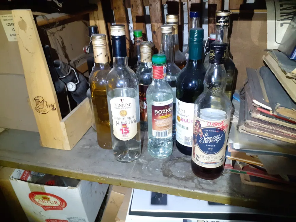 VIDEO: Celníci na D1 zastavili Bulhara, který pašoval cigarety. Dále našli 40 litrů neznačeného alkoholu