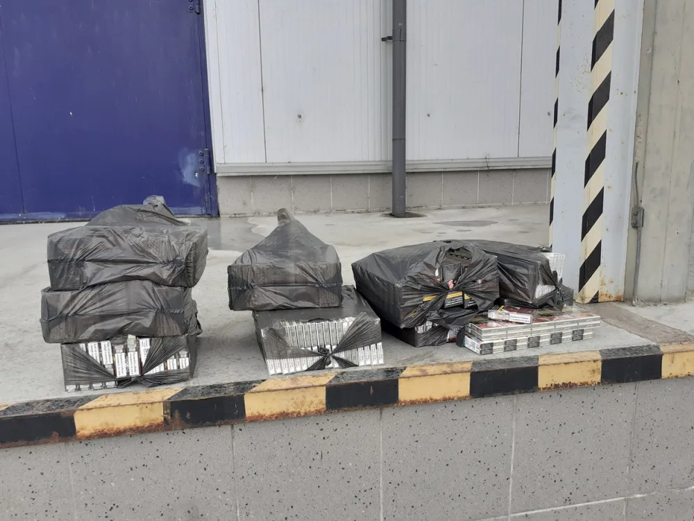 VIDEO: Celníci na D1 zastavili Bulhara, který pašoval cigarety. Dále našli 40 litrů neznačeného alkoholu