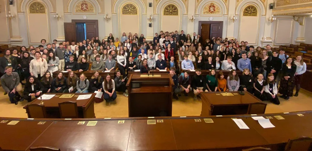Aspoň na chvíli stát se poslancem. Dvě stovky studentů z Vysočiny navštívily Sněmovnu a vyzkoušely si práci v ní