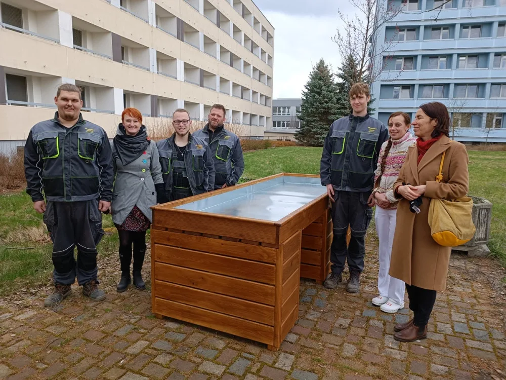 Pacienti na vozíčku teď mohou zahradničit u pavilonu jihlavské nemocnice. Díky speciálnímu truhlíku