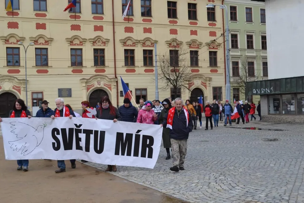 "Chcimíři" pochodovali Jihlavou, na dva účastníky s ukrajinskou vlajkou létaly během hymny kamínky