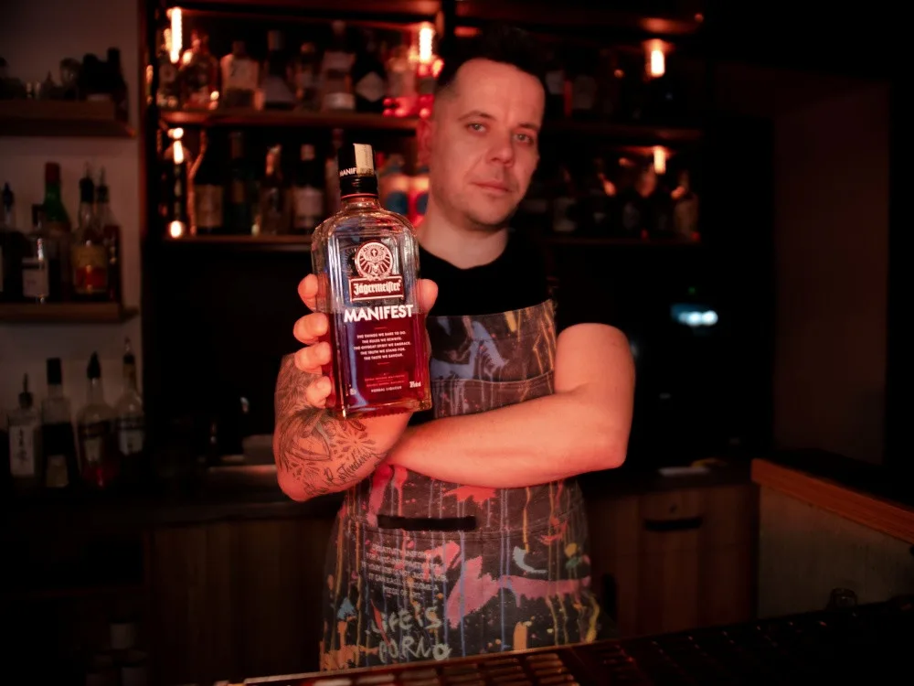 Své první hosty v baru si dodnes pamatuji, říká barman Petr Švanda