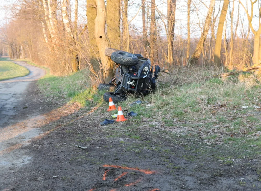 Opilý muž na čtyřkolce boural, na hlavě neměl přilbu. Letěl pro něj vrtulník