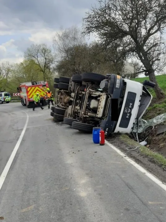 U Náměště havaroval řidič vezoucí beton, utrhla se s ním vozovka. Na řidiče čeká objížďka