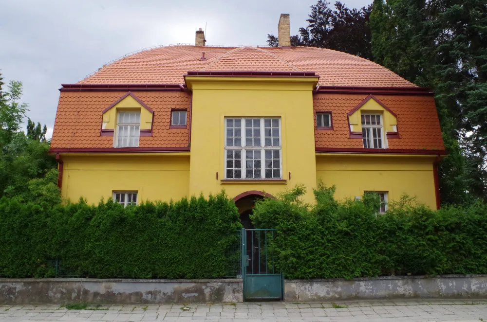 Žlutá jihlavská kráska je novou památkou Vysočiny. Vila ve Fibišce sloužila kojencům i úředníkům