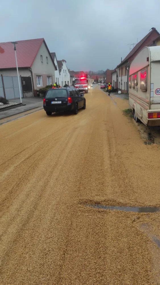 Pivaři zapláčou. Mezi Cerekví a Kostelcem se vysypal ječmen na slad, silnice místy nebyla vidět