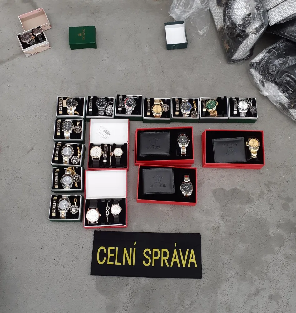 VIDEO: Cizinec v autě převážel padělky luxusních značek za 10 milionů. Podívejte se na zásah celníků