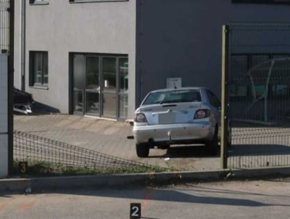 Opilý cizinec s téměř čtyřmi promile vyjel mimo silnici a projel oplocením v areálu firmy. Skončil v nemocnici