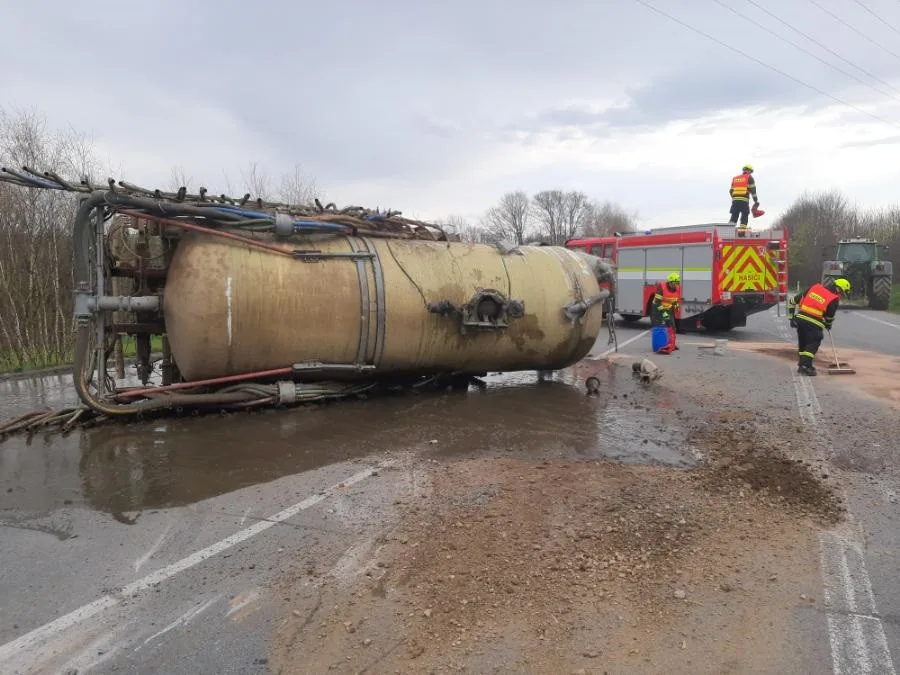 Mladý řidič traktoru s cisternou jel rychle a boural. Škoda je dva miliony korun