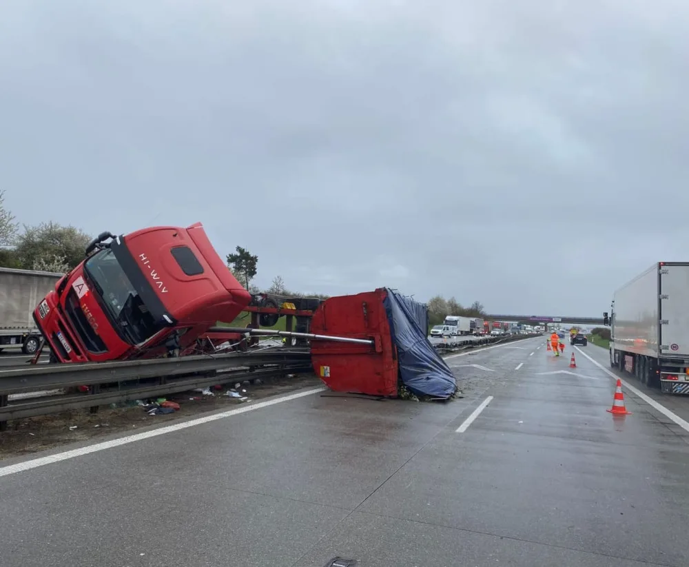 Na 156. kilometru dálnice D1 havarovala nákladní souprava, je omezen provoz v obou směrech