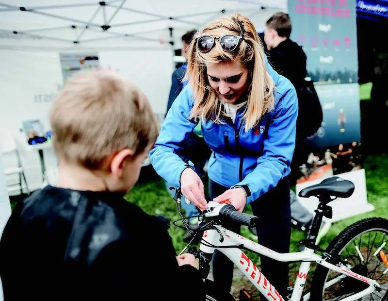 Specifické piktogramy a přímočará sdělení. Projekt Na kole jen letos rozšířil kampaň o jasně definované problémy cyklistiky