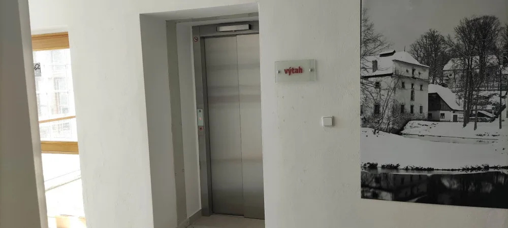 FOTO: Výtah na jihlavském magistrátu už zase jezdí. Výměna po třiceti letech trvala přesně měsíc