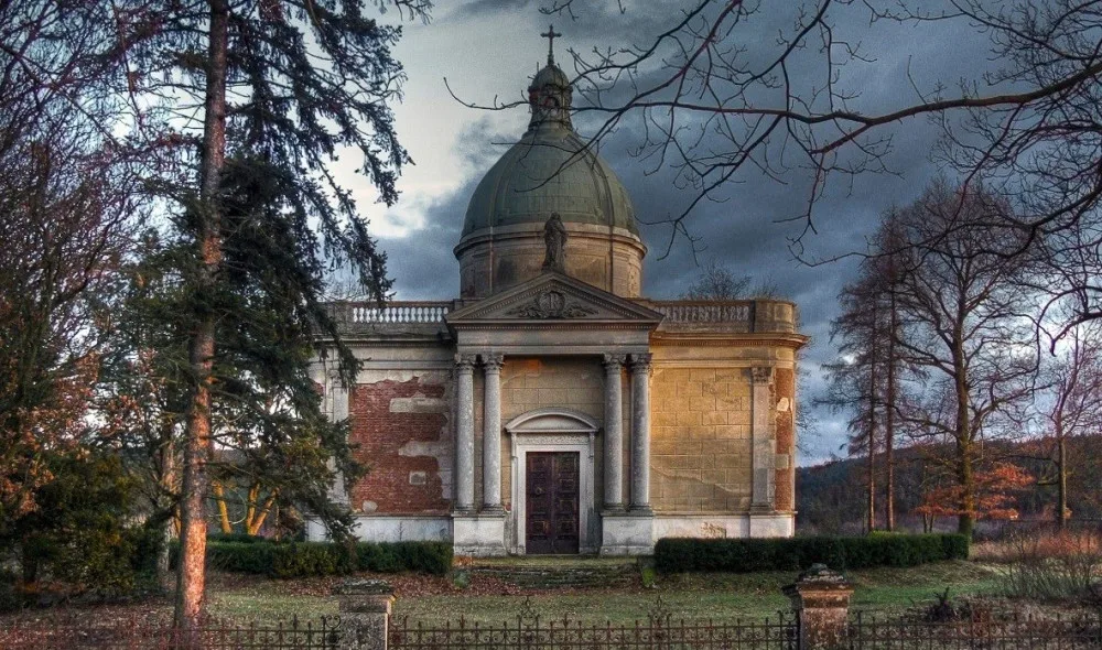 Archivní snímek hrobky rodu Pallavicini u Jemnice