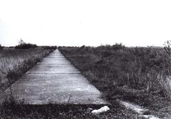U obce Čestlice u Prahy byly v listopadu 1939 vybetonovány odstavné pruhy v šířce 2,25 m. Fotografie pochází ze šedesátých let, zdroj: ceskedalnice.cz